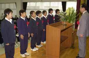 「みまっこ宣言」を読み上げる江原北小の児童たち