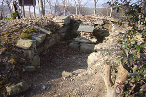 尾山古墳の石室を斜め前から撮った写真