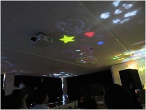 遊戯室の天井に映されたプラネタリウムの画像