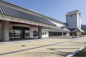 日本家屋風の造りの美馬市地域交流センター「ミライズ」の外観写真