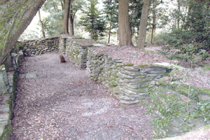 神社遺構。石を積んで造られた南辺の３ヵ所の入口の様子を写した写真