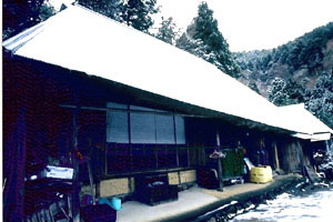 藤若家住宅外観、屋根に雪が積もっている