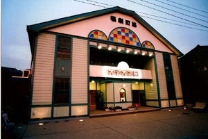 脇町劇場、夕暮れ時の正面からの外観写真