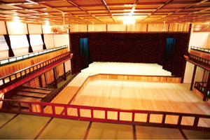 脇町劇場内部の舞台や観客席