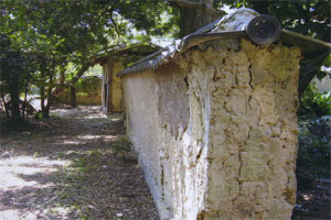 鎌村家住宅の土塀