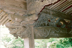 小星大師堂の屋根の彫刻の拡大写真
