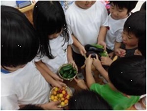 野菜を収穫する子どもたちの画像