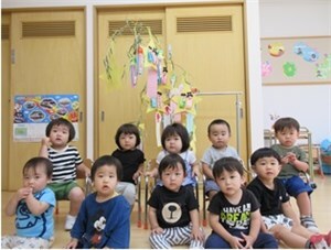 みんなで作った笹飾りの前で並ぶ子供たちの写真