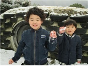 手に握った雪を見せる園児たちの様子