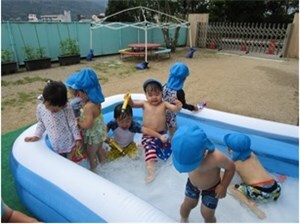 プールで遊ぶ子供たち