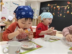 出来上がったおやつを美味しそうに食べている園児たちの写真