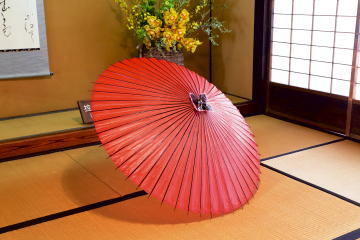 赤い和傘を置いてあるところ