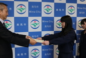 女子高校生が土橋四国経済産業局長より賞状を授与されている写真。