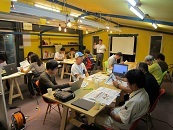 研修の参加者たちが、講義を受けている写真。前方で男性が講義をしている。