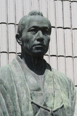岡本監輔の銅像の写真